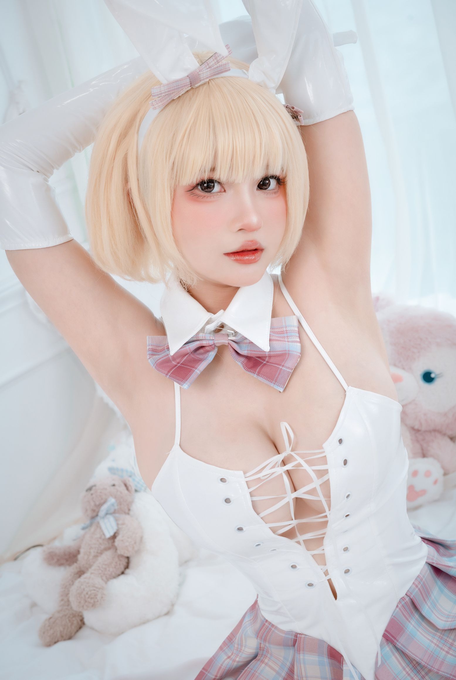 Azami - White Bunny Girl / Azami & Sally Dorasnow - White Bunny Girl(18)